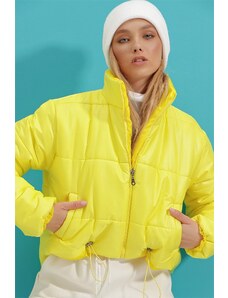 Trend Alaçatı Stili Ženski svijetlo žuti stojeći ovratnik s dvostrukim džepom pufer kaput na napuhavanje s elastičnim strukom