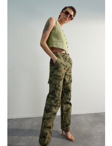 Trendyol zelene tkane hlače s printom