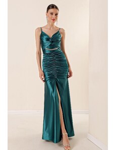 By Saygı Trake za užad ogrnute sprijeda s lančanim priborom i obloženom satenskom dugom haljinom s prednjim prorezom smaragda