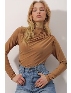 Trend Alaçatı Stili Women's Milk Brown Standing Collar Draped Shoulder Sandy Crop Blouse