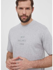 Pamučna majica New Balance za muškarce, boja: siva, s tiskom, MT41519AG