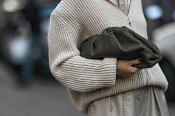 sivi džemper i crna torbica