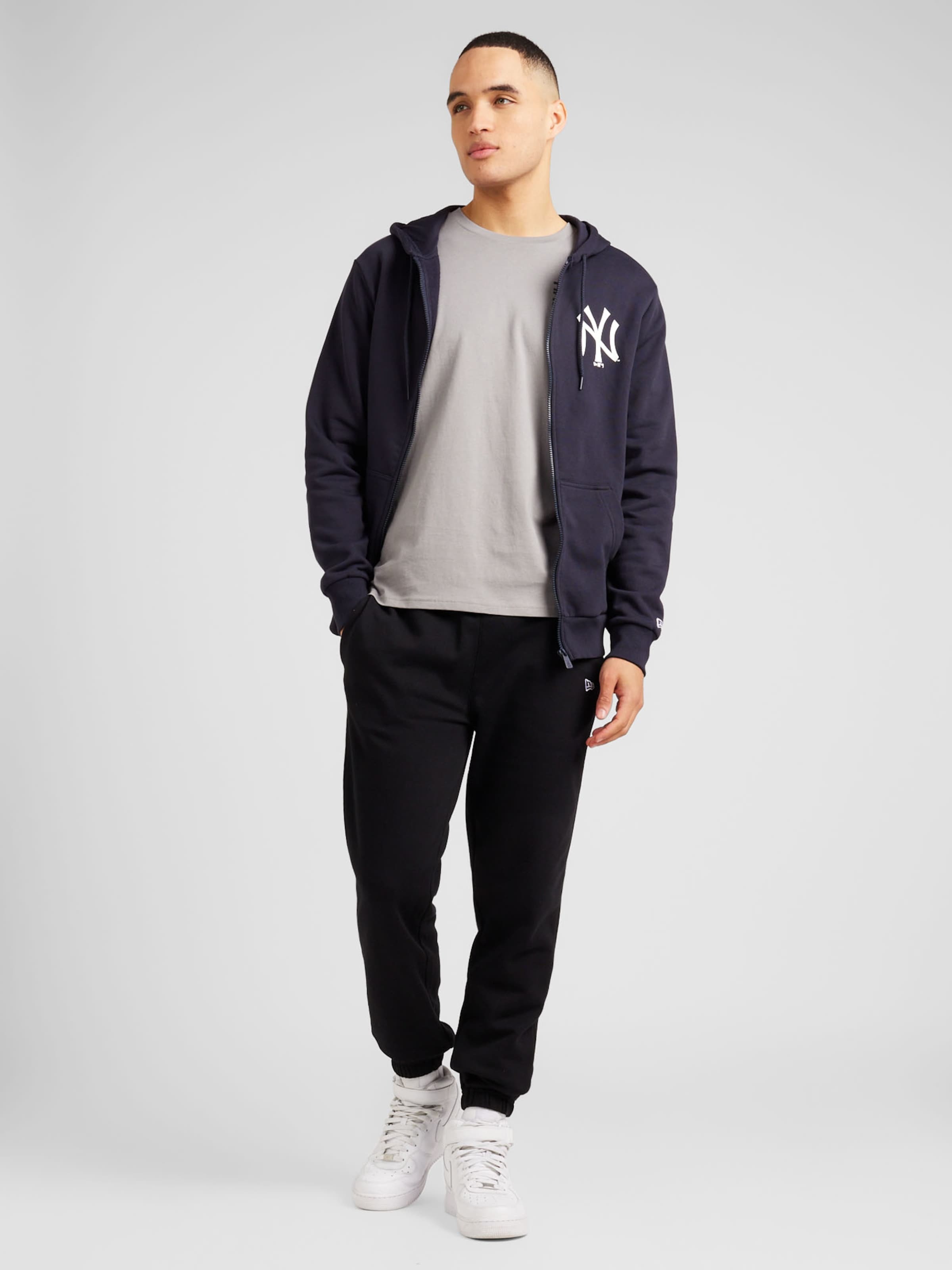 NEW ERA Hlače 'ESSENTLS' crna / bijela