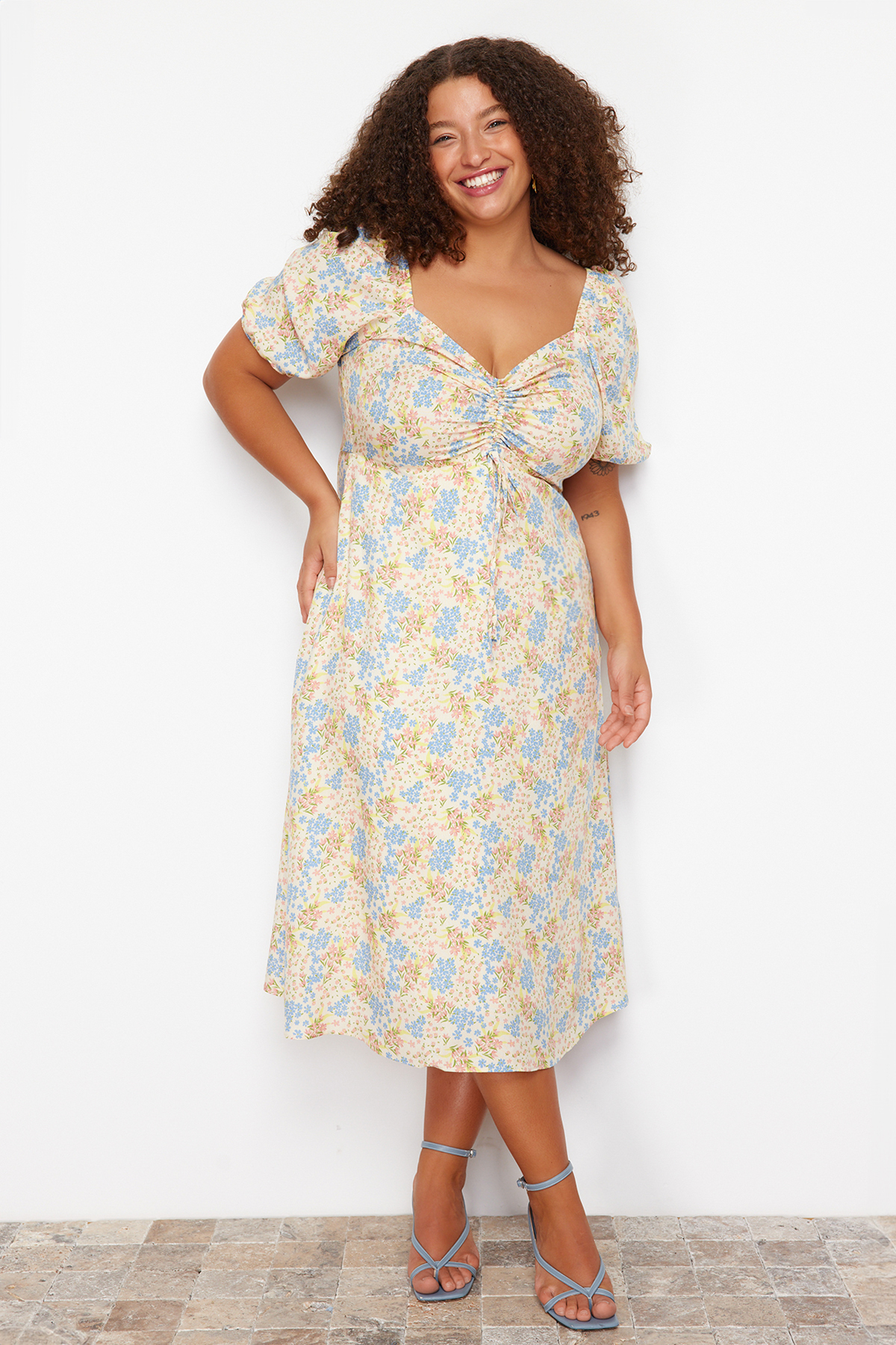 Trendyol krivulja Raznobojna haljina s cvjetnim printom