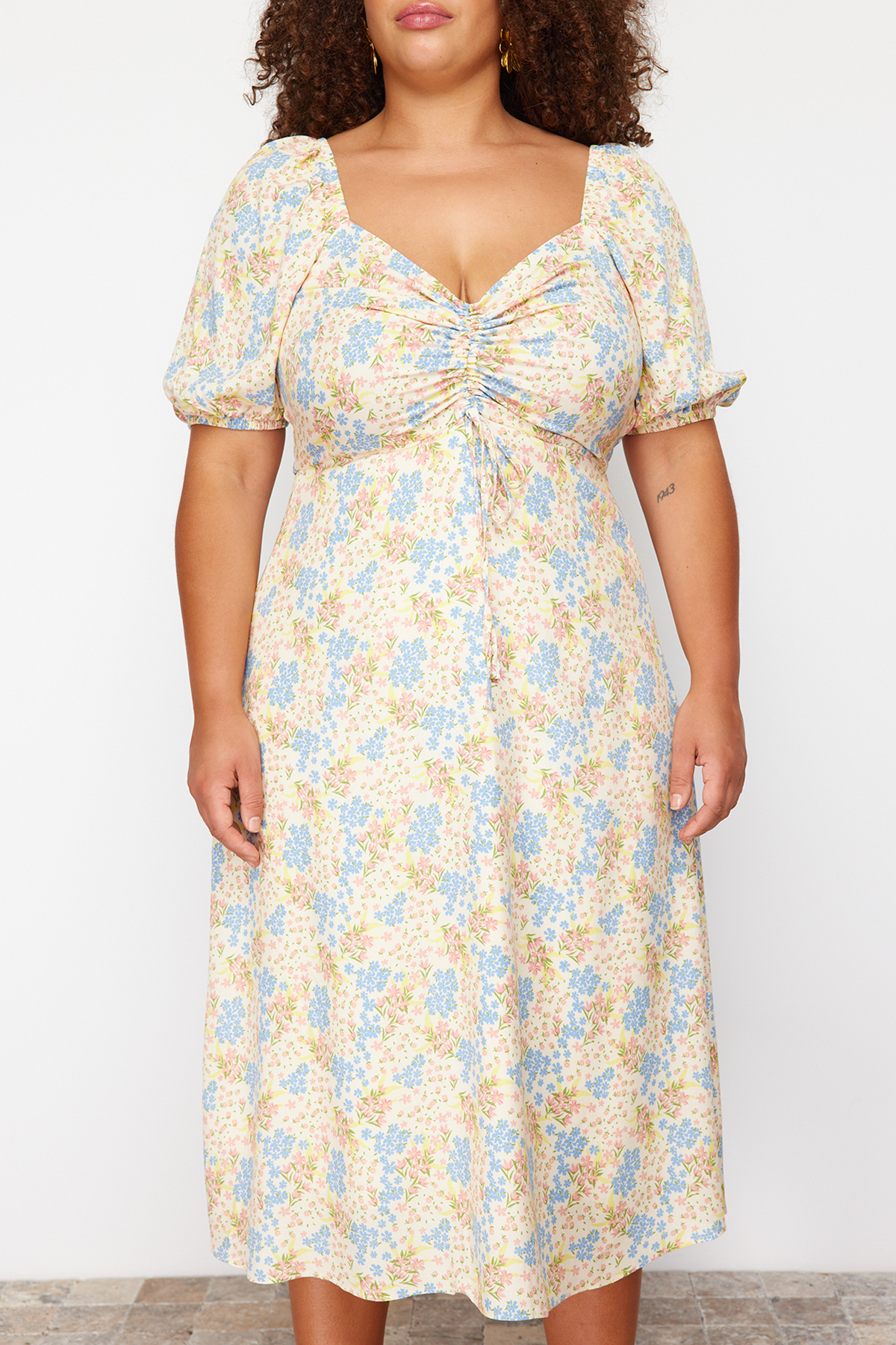 Trendyol krivulja Raznobojna haljina s cvjetnim printom