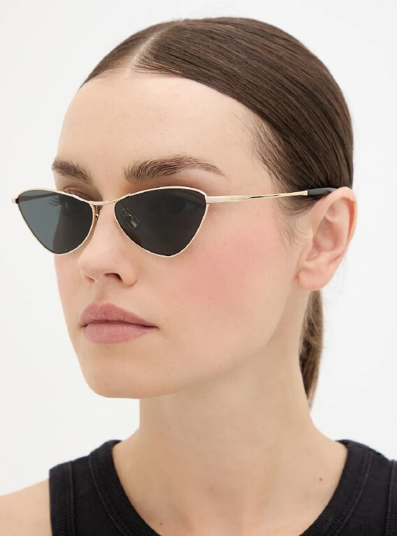 Crne sunčane naočale