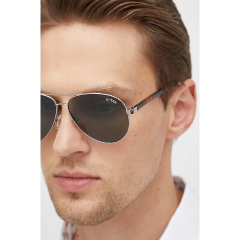 Sunčane naočale Guess boja: srebrna